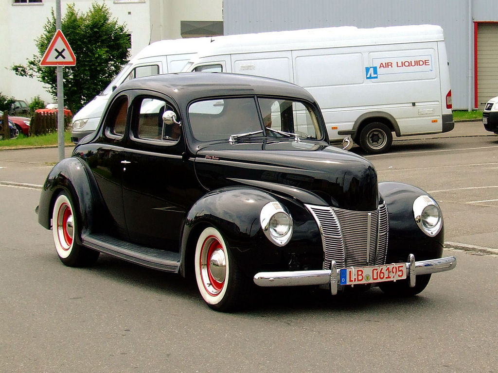 1940-Ford-DeLuxe-Coupe