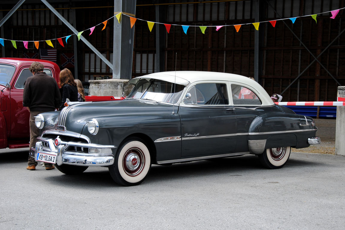 1951-Pontiac-Chieftain-DeLuxe