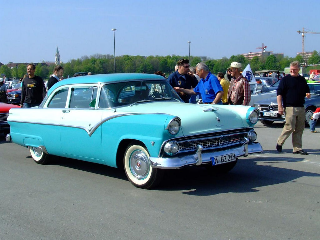 1955-Ford-Fairlane-Club-Sedan