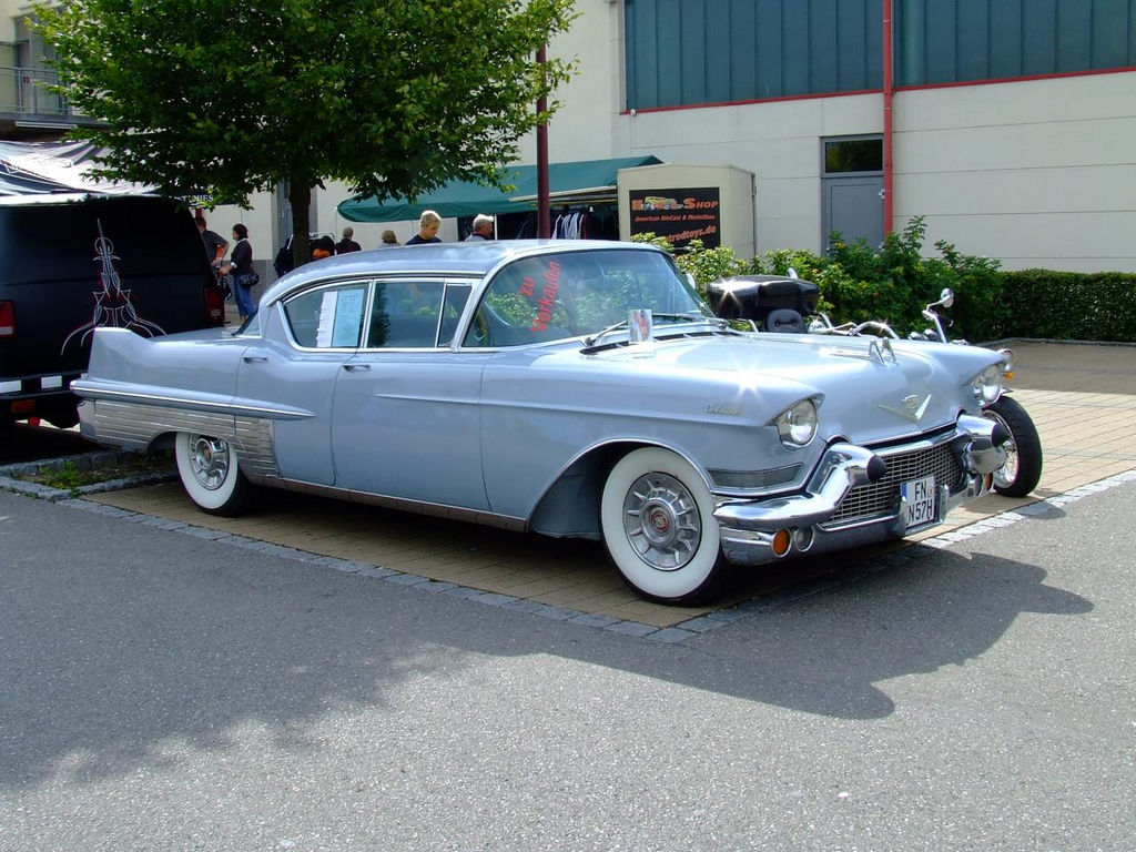 1957-Cadillac-60-Special-Fleetwood