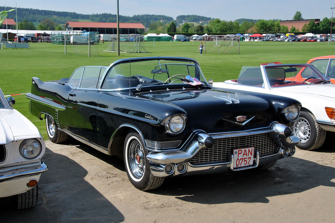 1957-Cadillac-62ser-Cvt